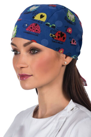 Bandana Fantasia 14 Tartarughina Bandana tessuto fantasia a fondo blu royal con simpatiche Tartarughine colorate, regolabile con laccetti posteriori. Taglia unica Modello unisex Poliestere 65% - Cotone 35% Guarda anche il prodotto Bandana Fantasia 3 Happy Teeth