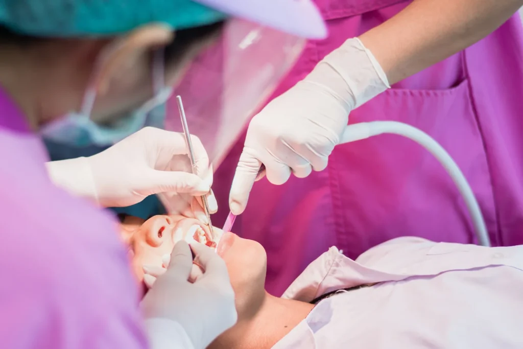 Abbigliamento professionale per assistenti alla poltrona negli studi dentistici